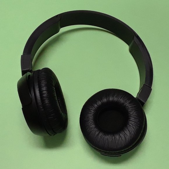 JBL T450BT Wireless On-Ear Headphones (Black) - Picture 4 of 6